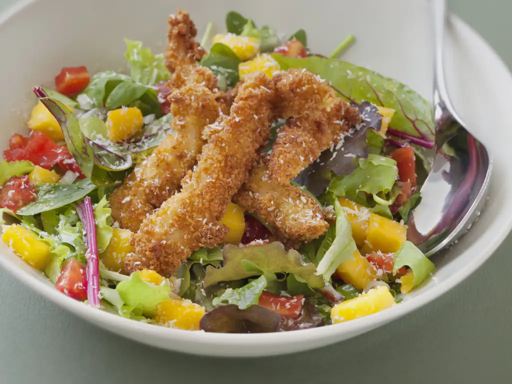 salade au poulet épicé et croustillant