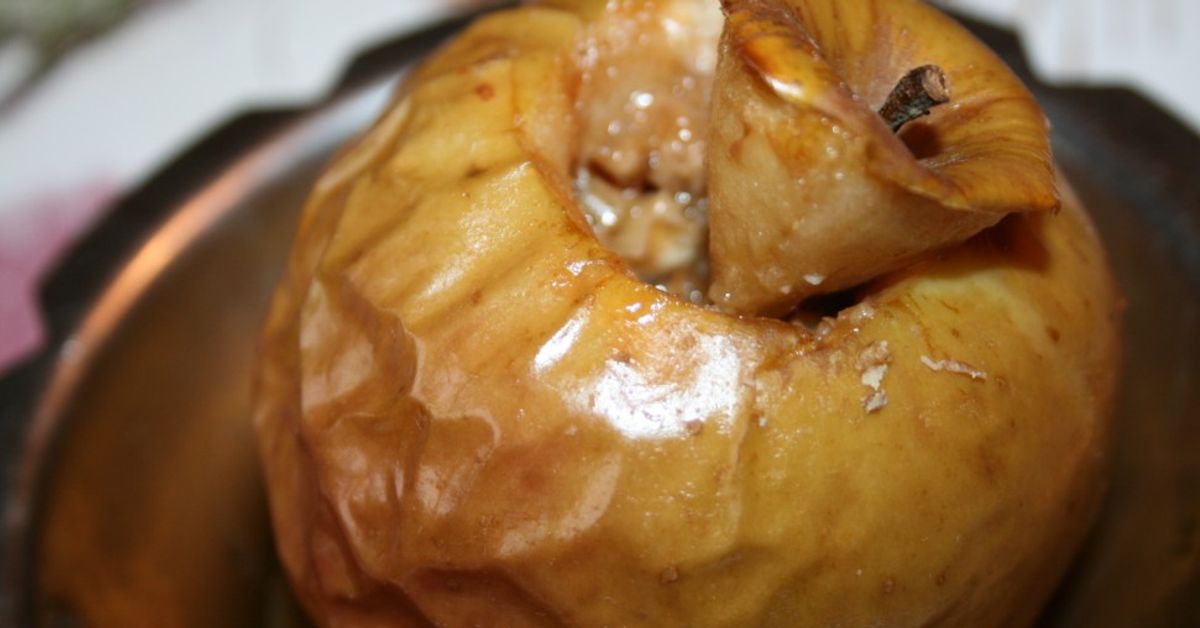 Pommes au four fourrées noix et crème de caramel au beurre salé