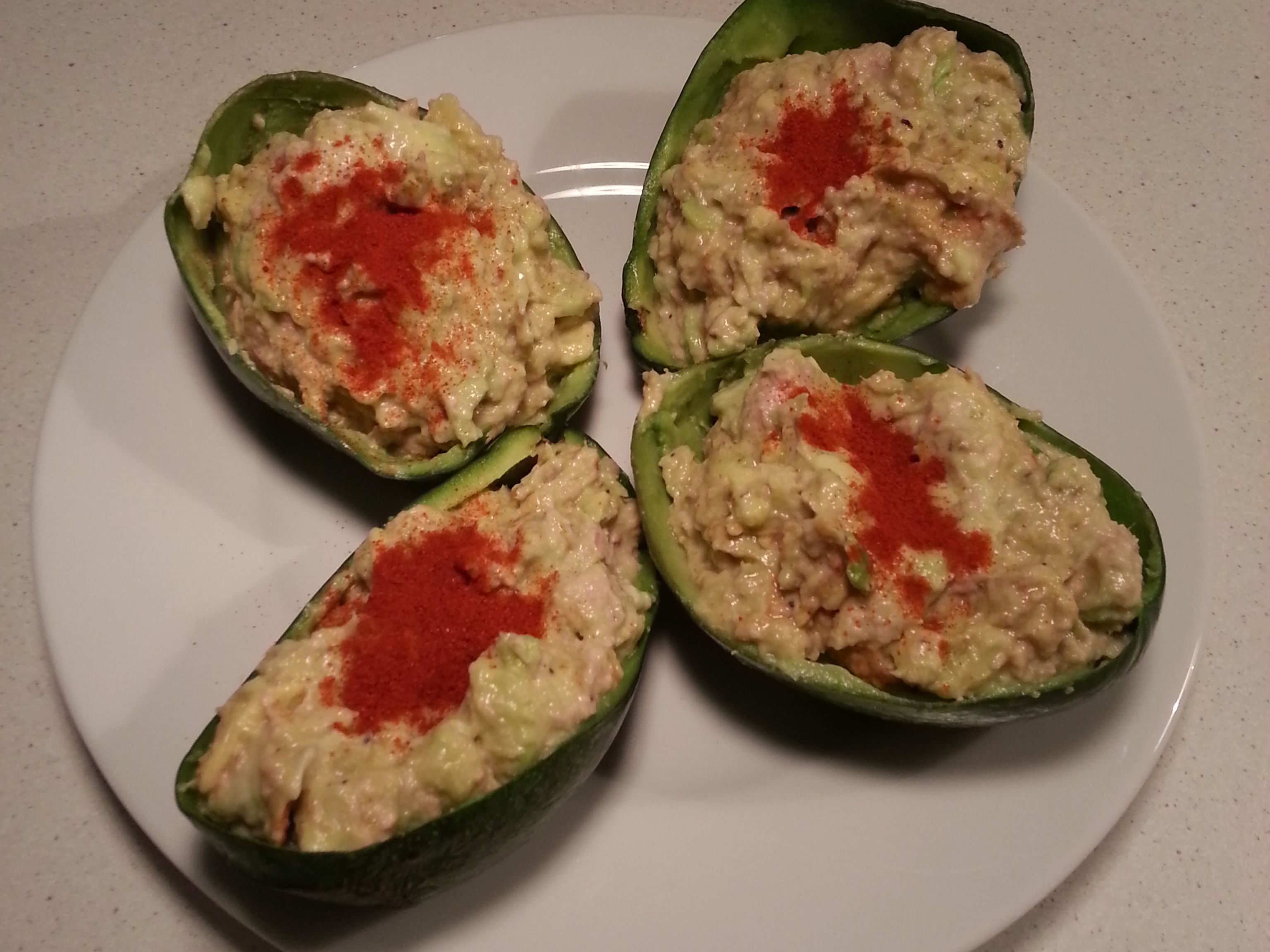 Avocats au thon et au piment doux : Recette de Avocats au thon et au