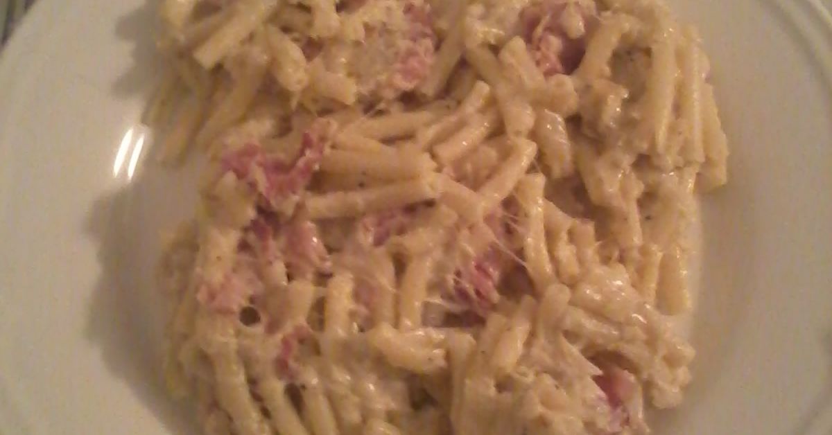 Pâtes à la crème d'oignons, comté et jambon de la Forêt Noire recette