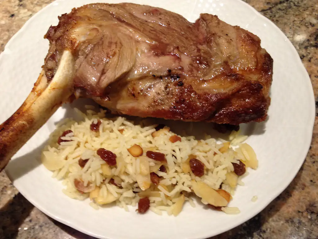 epaule d'agneau rôtie et riz aux amandes
