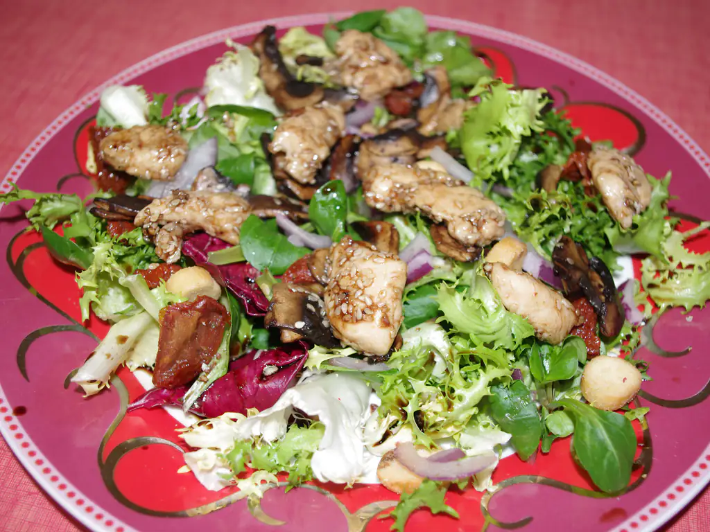 salade poulet miel sésame, champignons et tomates séchées