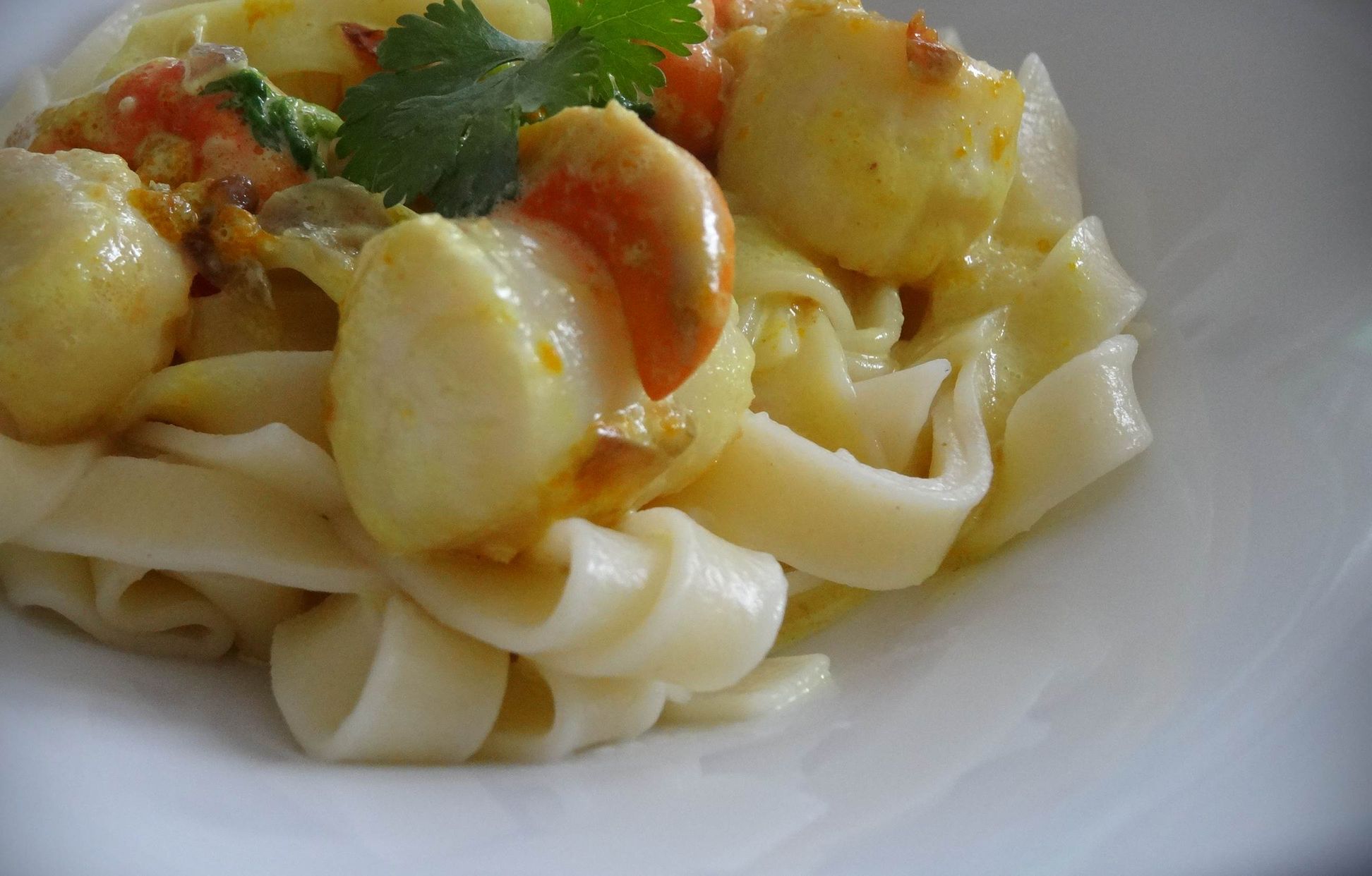 Tagliatelles aux noix de Saint-Jacques et curcuma : Recette de