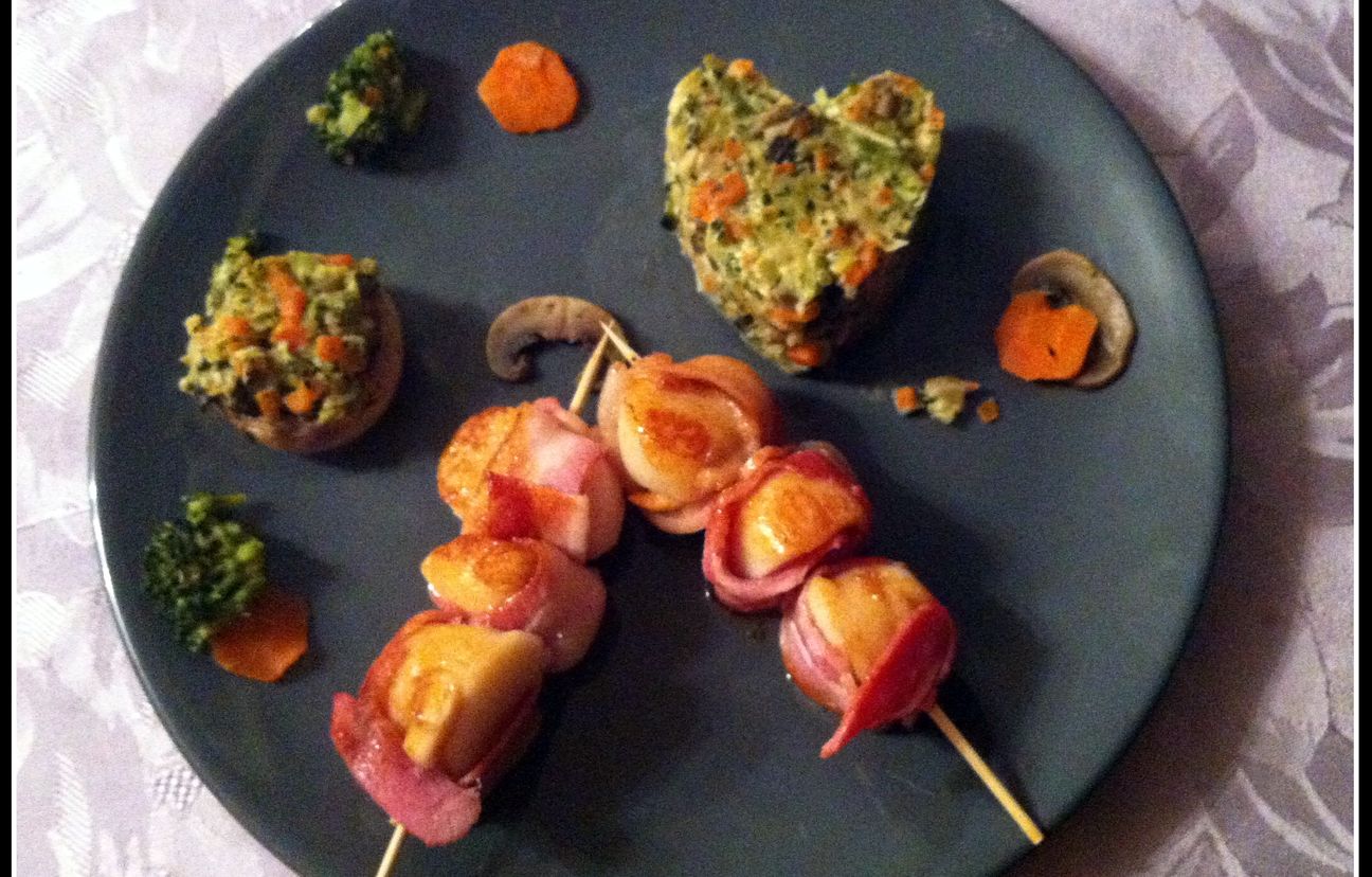 Brochette de Saint-Jacques au lard, papillote de légumes à la crème