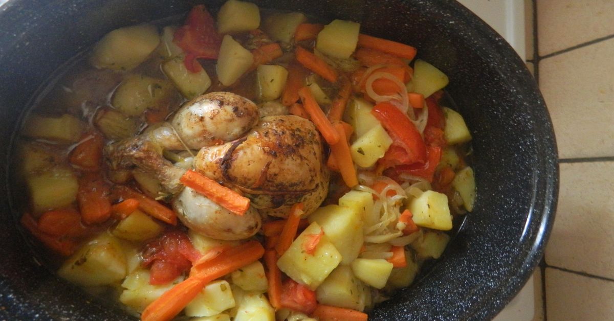 Coquelet dans son jus, pommes de terre et carottes : recette de