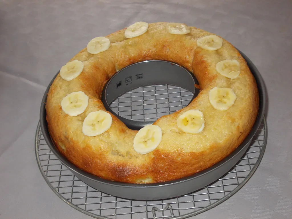 gâteau au yaourt et morceaux de banane