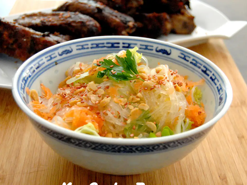salade et travers de porc aux saveurs asiatiques