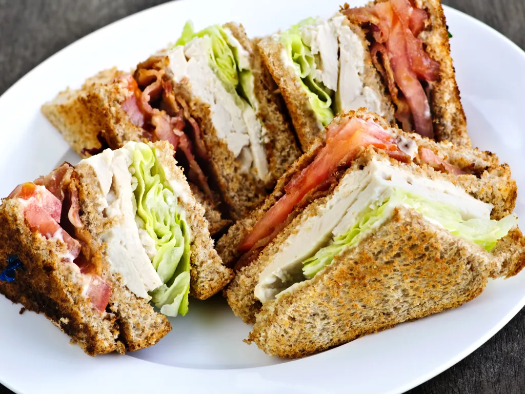 Club sandwich poulet - bacon : recette de Club sandwich poulet - bacon