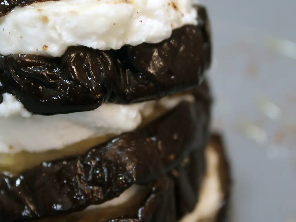 mille-feuilles d'aubergine au chèvre et miel épicé