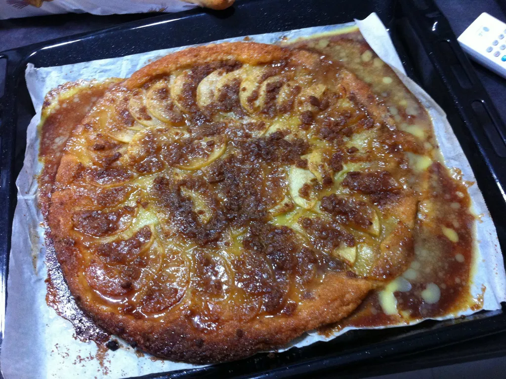 tarte aux pommes, spéculos et caramel au beurre salé