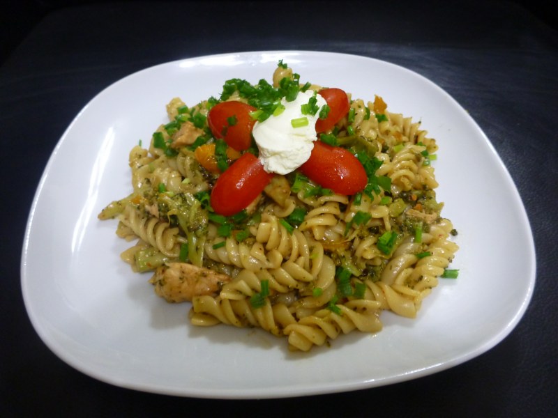 Fusilli Aux Poulet Poivron Broccoli Et Sauce Satay Recette De