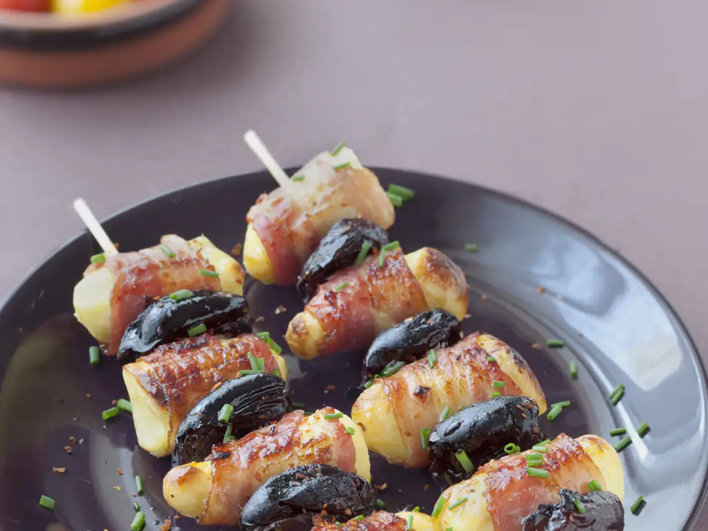 brochettes de quenelles au lard et aux pruneaux