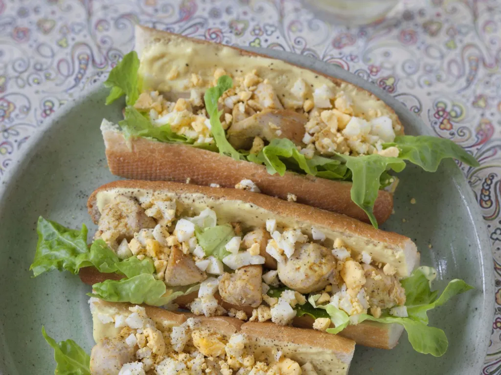 sandwich de poulet et oeufs au curry