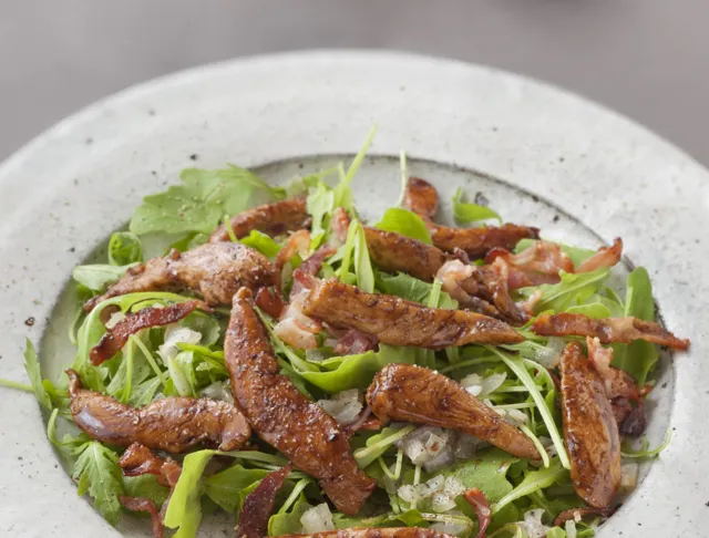 Salada quente de rúcula e frango com bacon