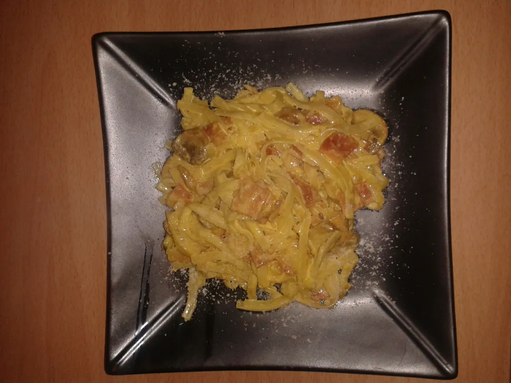 spaghetti à la crême safranée et aux champignons