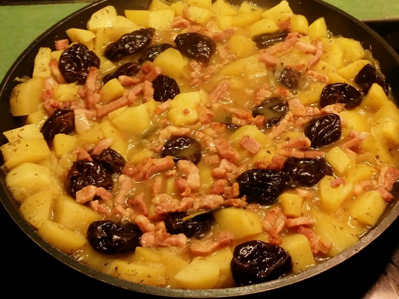 Pommes De Terre Fondantes Aux Pruneaux Et Aux Lardons Recette De