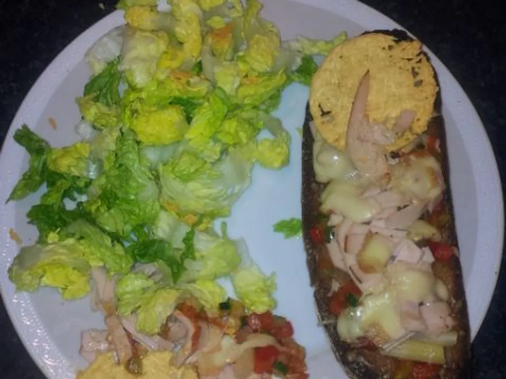 tartine du soleil alpin (raclette, poivrons, tomate, courgette)