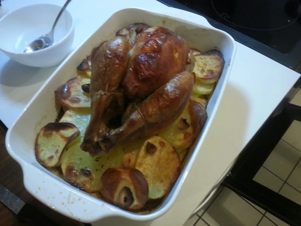 poulet boulangère (cuit sur un lit de pommes de terre)