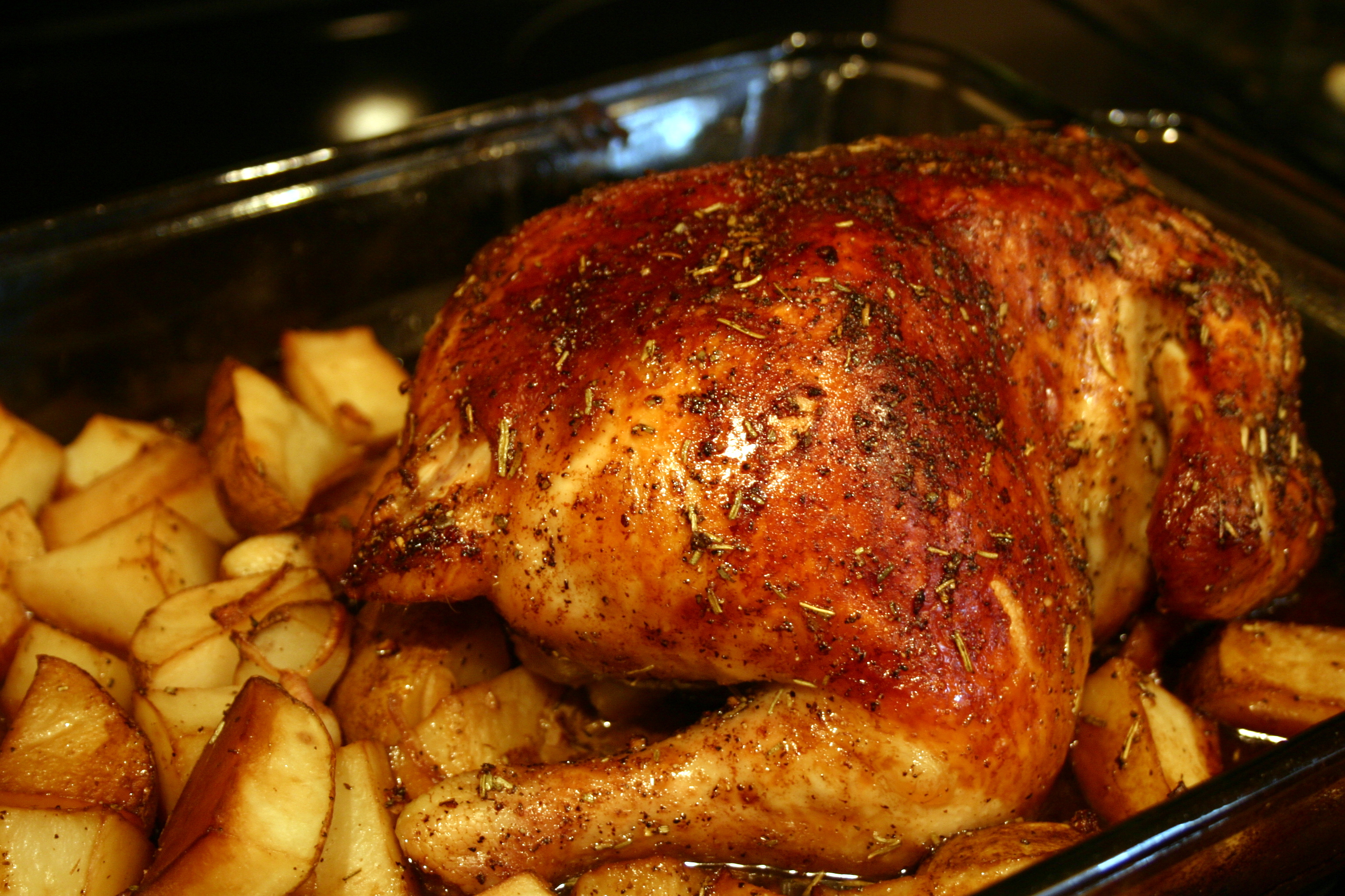Курица в духовке самый простой рецепт. Курица в духовке. Жареная курица в духовке. Курица с картошкой в духовке. Жареная Курочка в духовке.