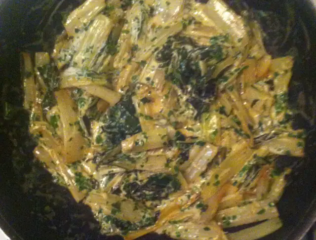 Blettes Sautées à L'ail Et à La Crème