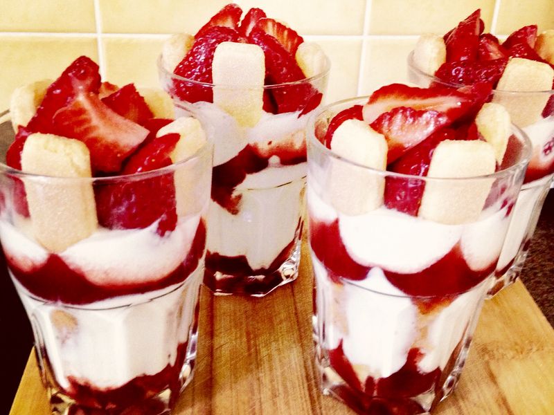 Verrines Au Fromage Blanc Au Coulis De Fruits Rouges Fraises Et Biscuits A La Cuillere Recette De Verrines Au Fromage Blanc Au Coulis De Fruits Rouges Fraises Et Biscuits A La