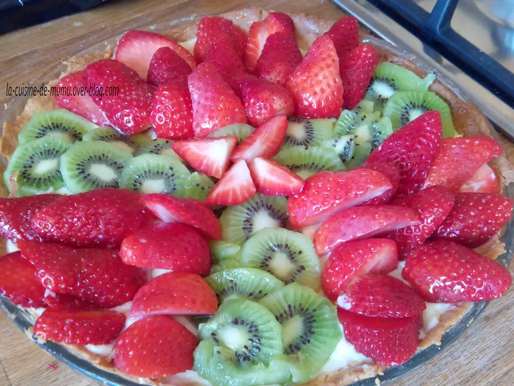 tarte aux fraises et aux kiwis sur une crème diplomate