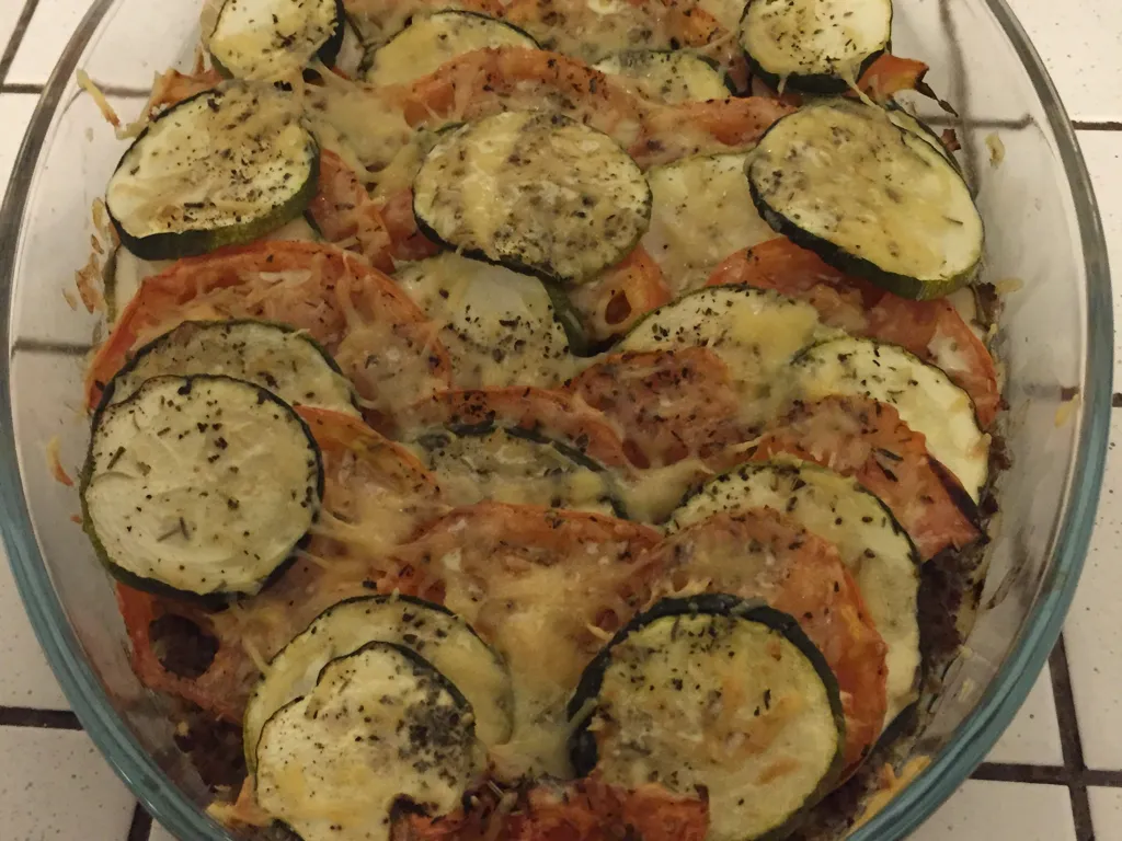 gratin aux courgettes, aux tomates et aux steaks hachés