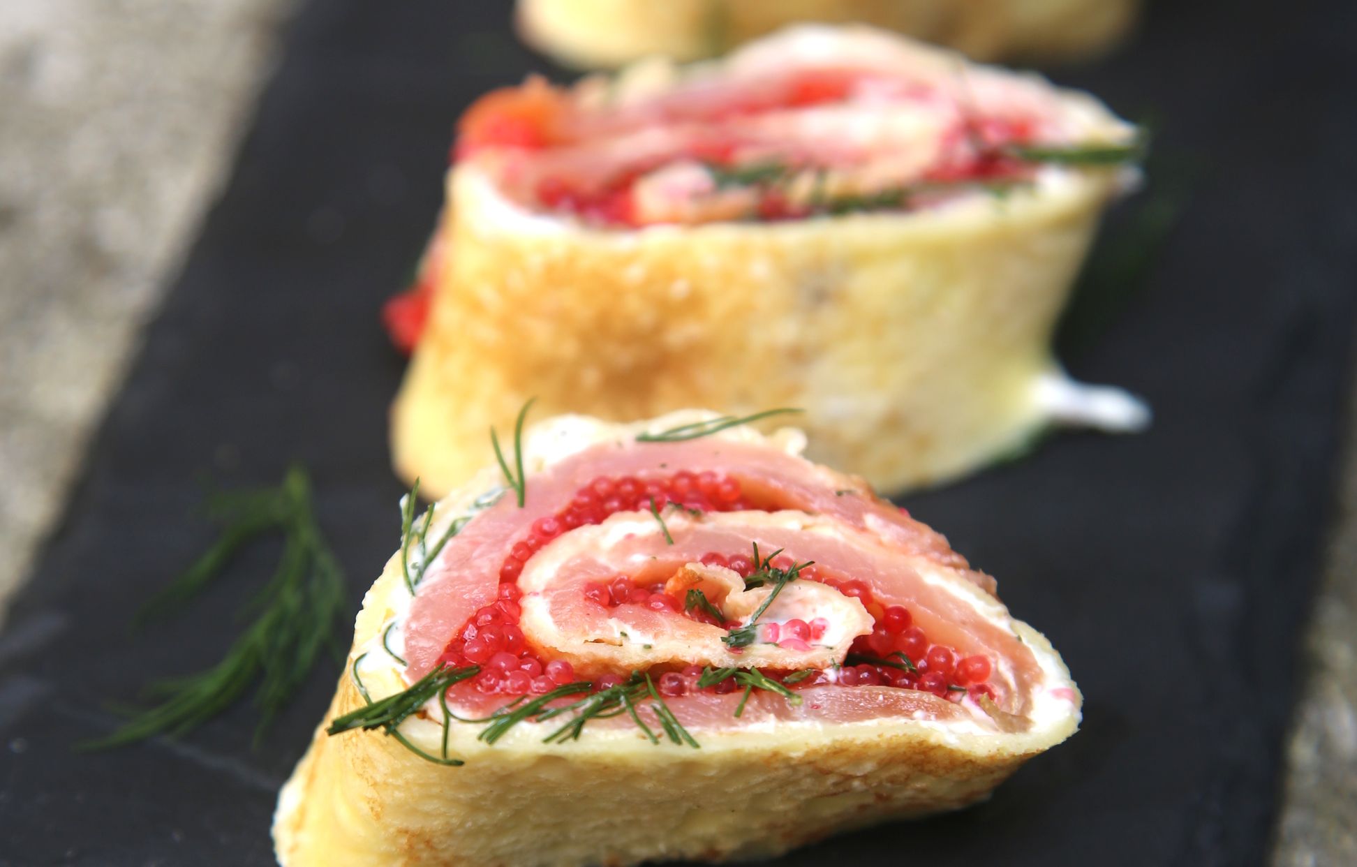 Petits roulés de crêpes aux oeufs de lump et saumon fumé Recette de