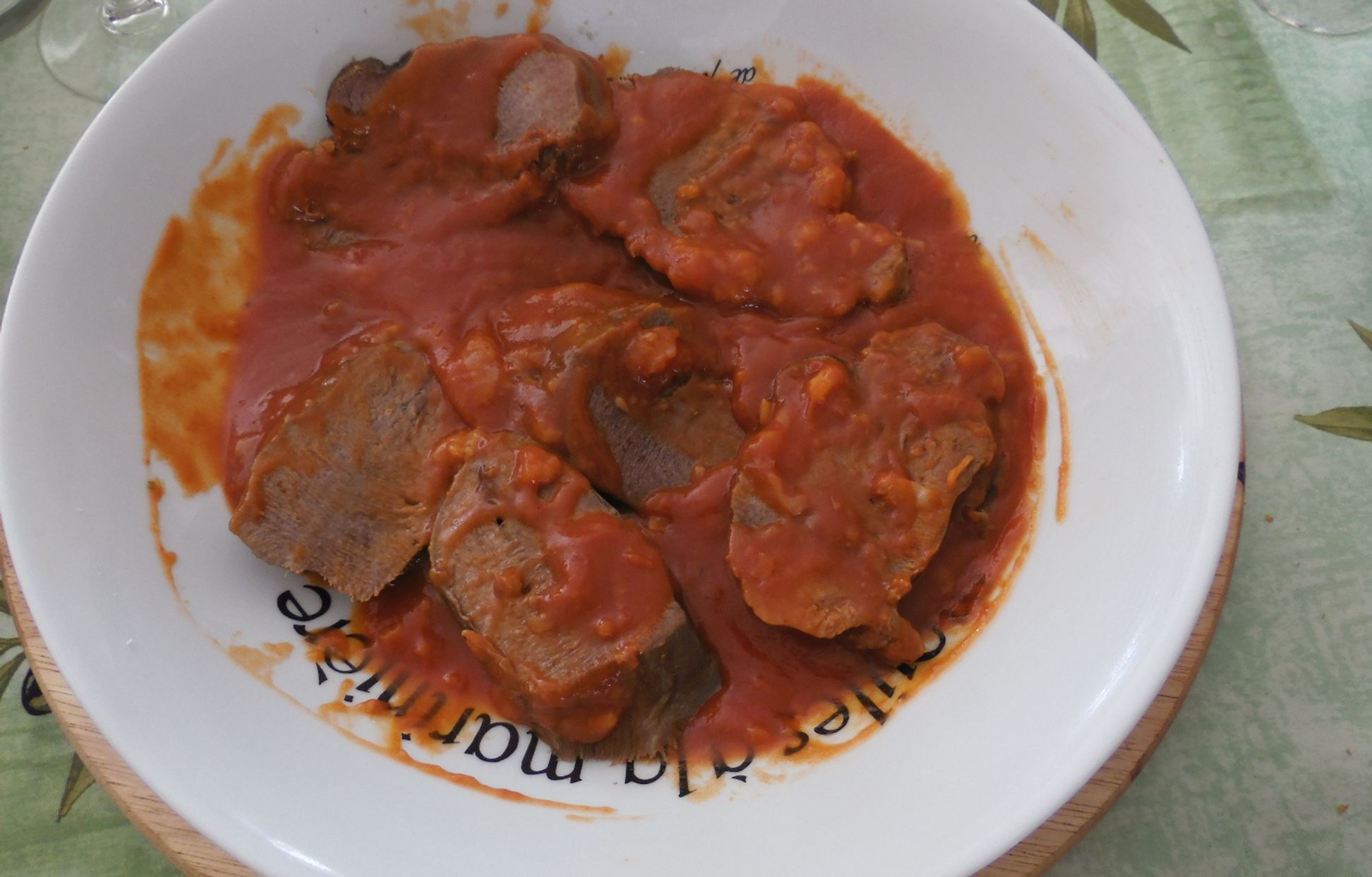 Langue de boeuf aux petits légumes, sauce Madère Recette de Langue de