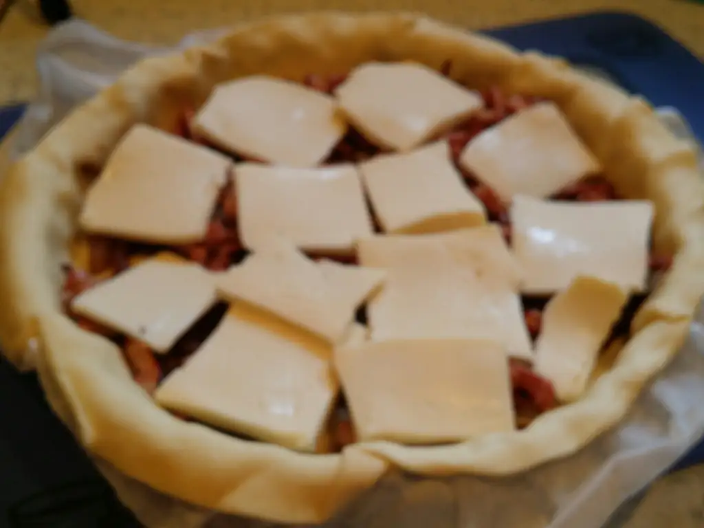 tarte oignons, lardons, raclette