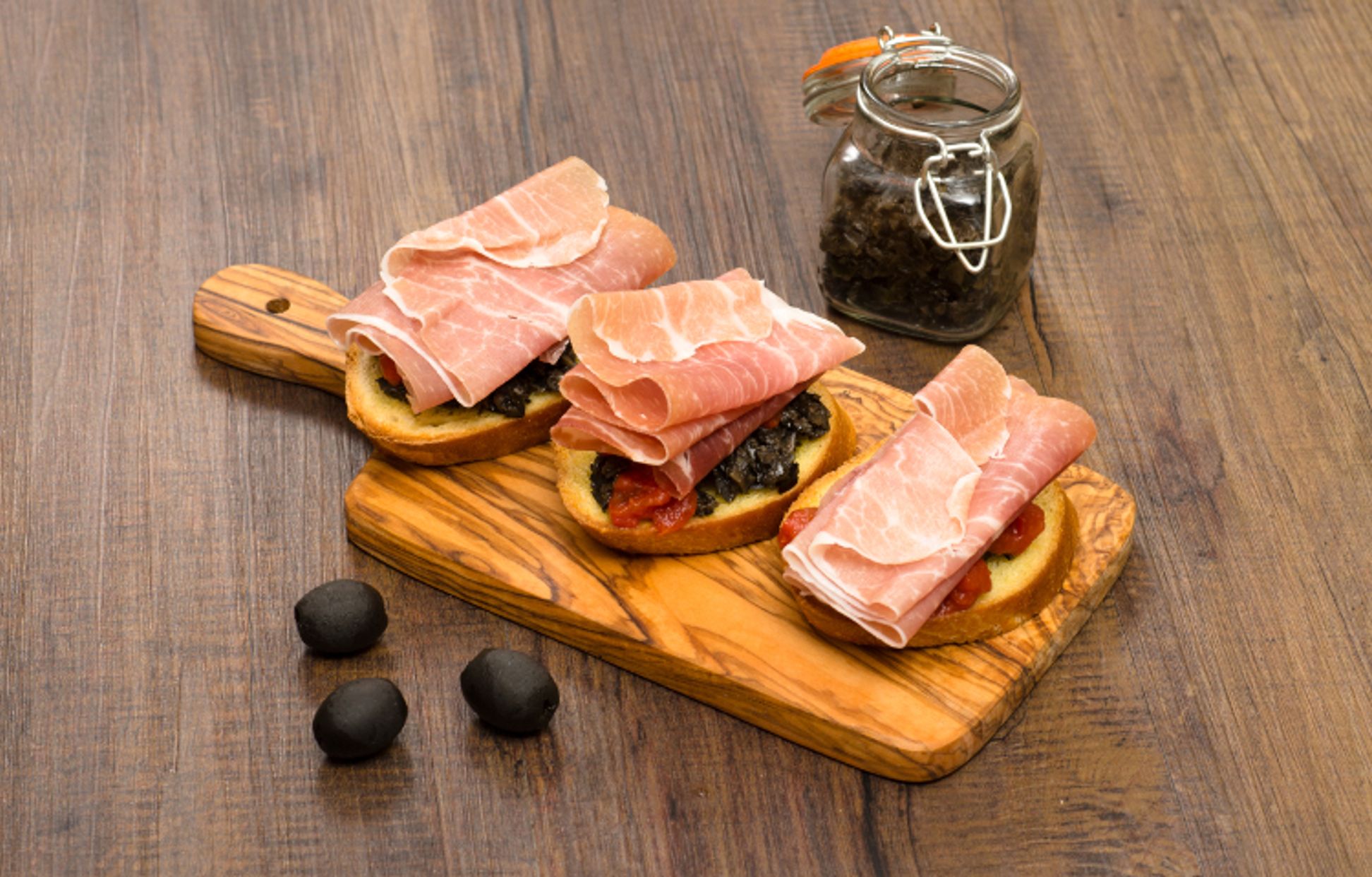 Toasts de tapenade au jambon cru Recette de Toasts de tapenade au