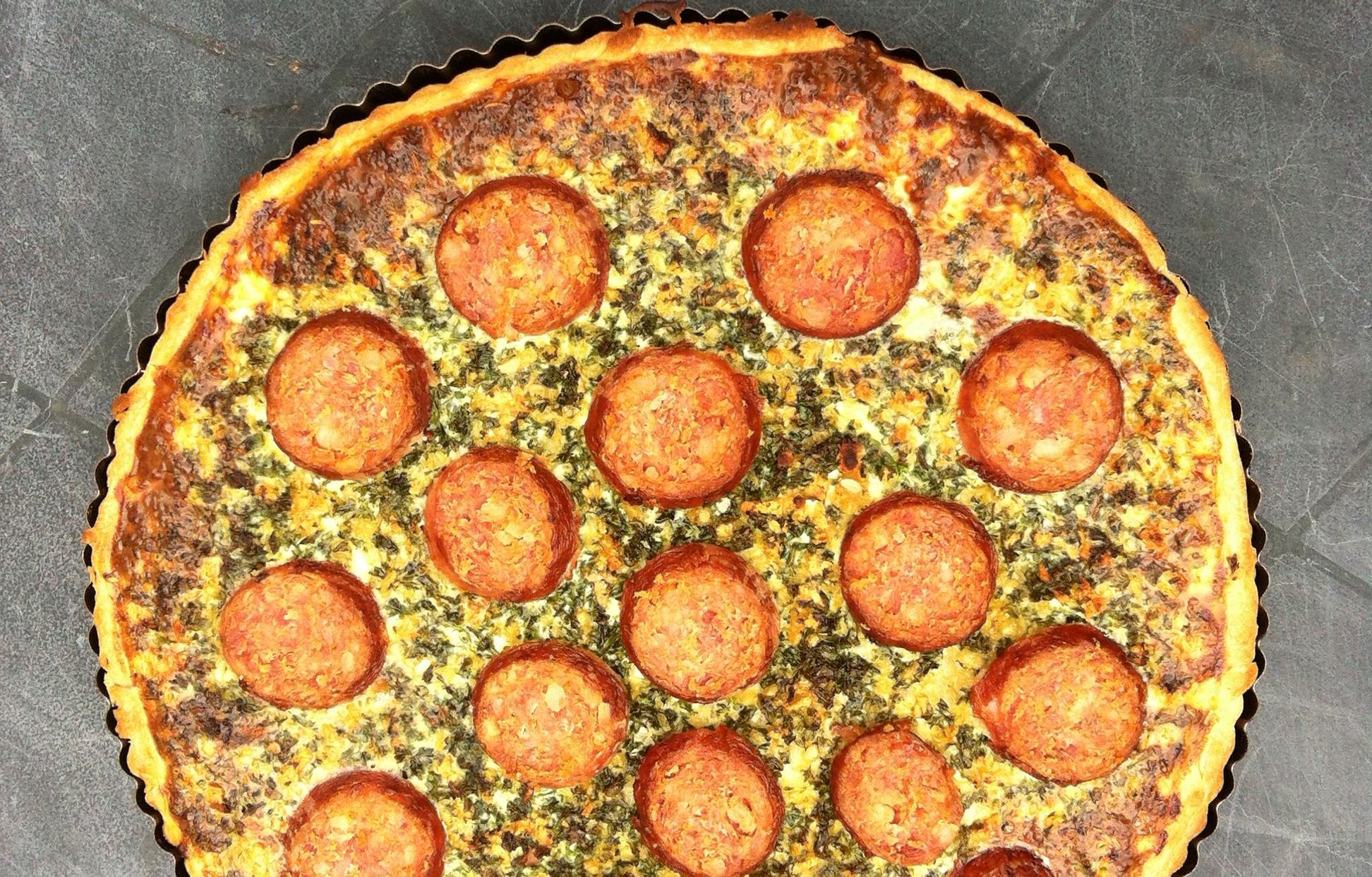 Tarte à l'oignon et à la saucisse de Morteau : Recette de Tarte à l