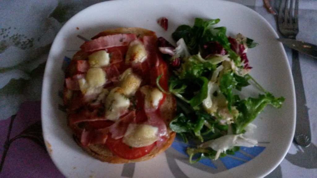 Bruschetta tomate, chèvre et jambon cru-image