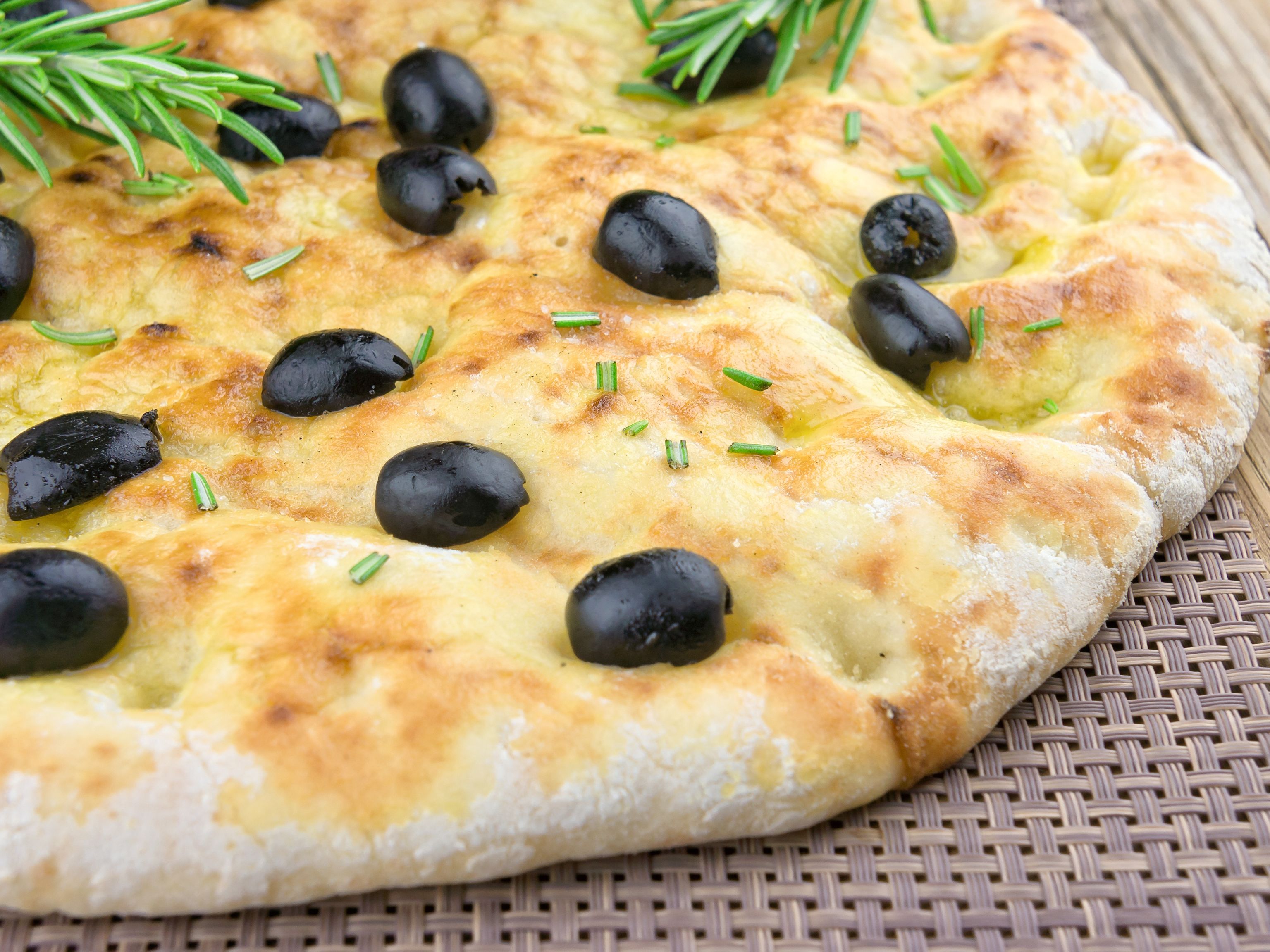 Pain focaccia aux olives noires et au romarin Recette de Pain focaccia aux olives noires et au