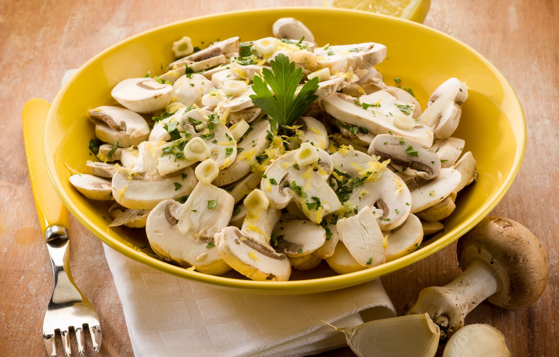Salade de champignons crus au yaourt : Recette de Salade de champignons ...
