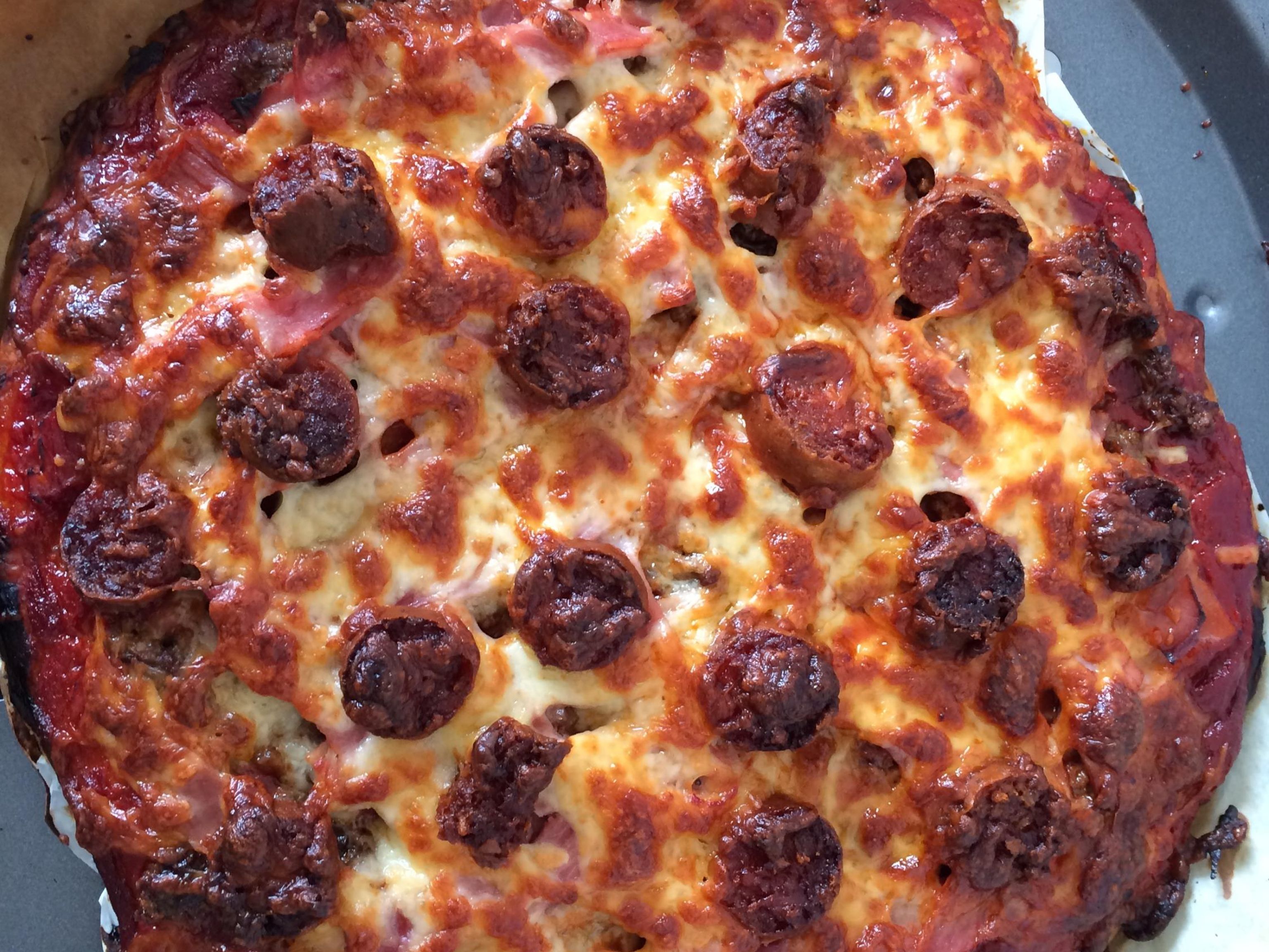 Pizza à la viande hachée, jambon et chorizo Recette de Pizza à la viande hachée, jambon et