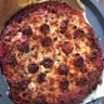 Pizza à la viande hachée, jambon et chorizo