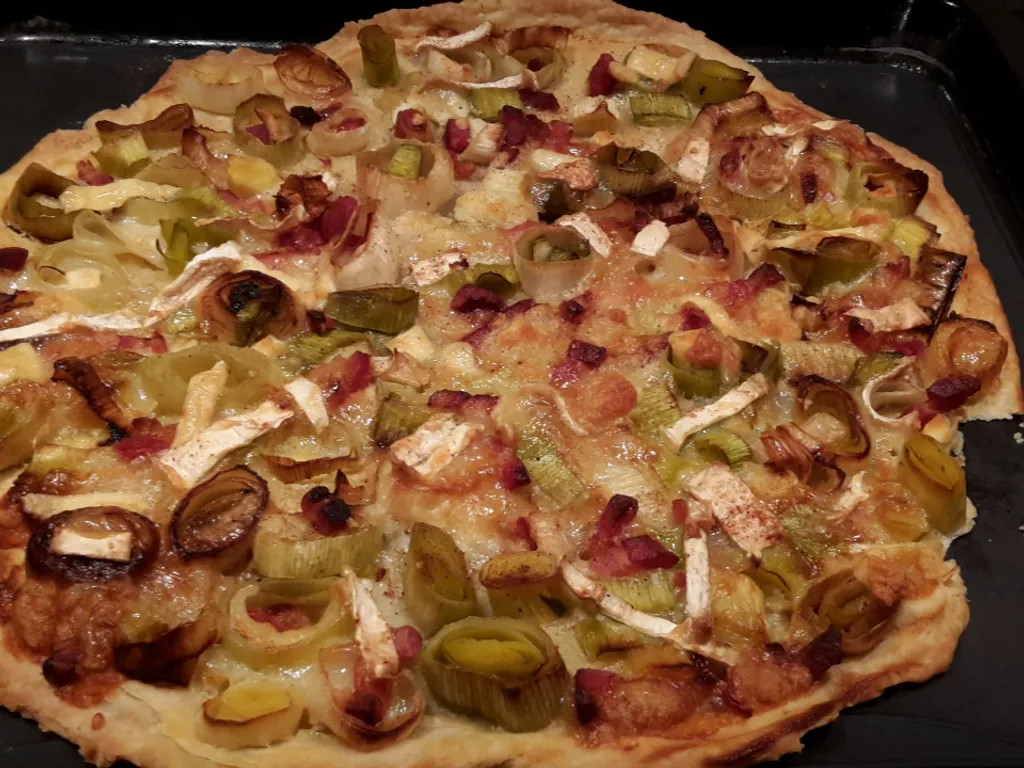 tarte fine gourmande aux poireaux, chèvre et lardons