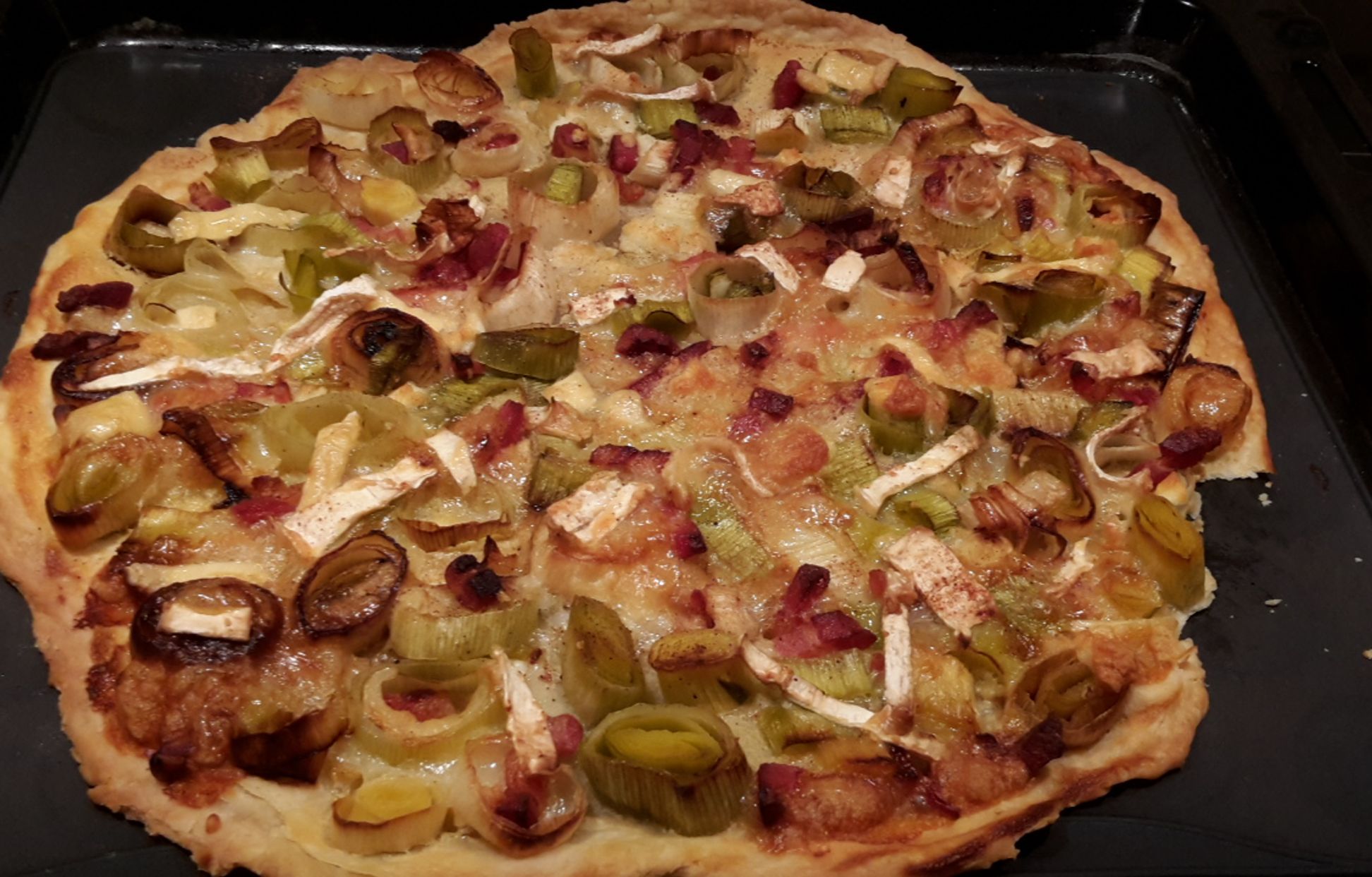 Tarte fine gourmande aux poireaux, chèvre et lardons Recette de Tarte