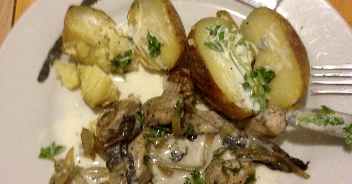 Poêlée de poulet, champignons et oignons accompagnée de pomme de terre