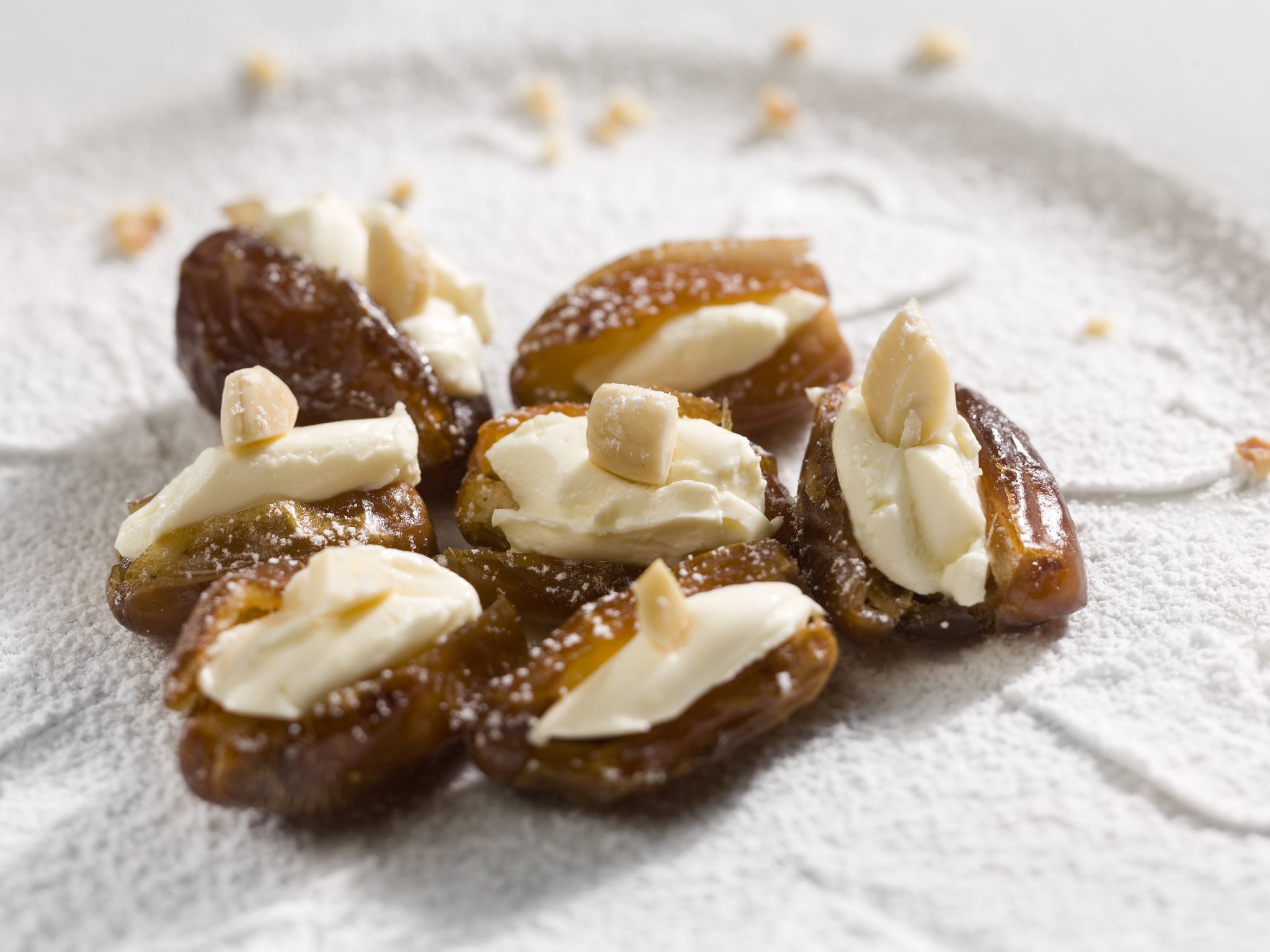 Dattes et noix à la pâte d'amande : Recette de Dattes et noix à la pâte