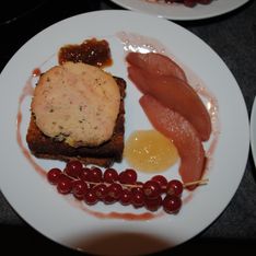 Millefeuille de foie gras et poire pochée