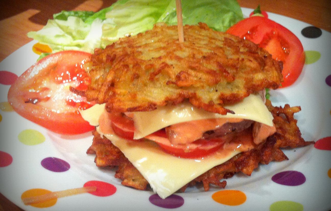 Burger aux galettes de pommes de terre : Recette de Burger aux galettes