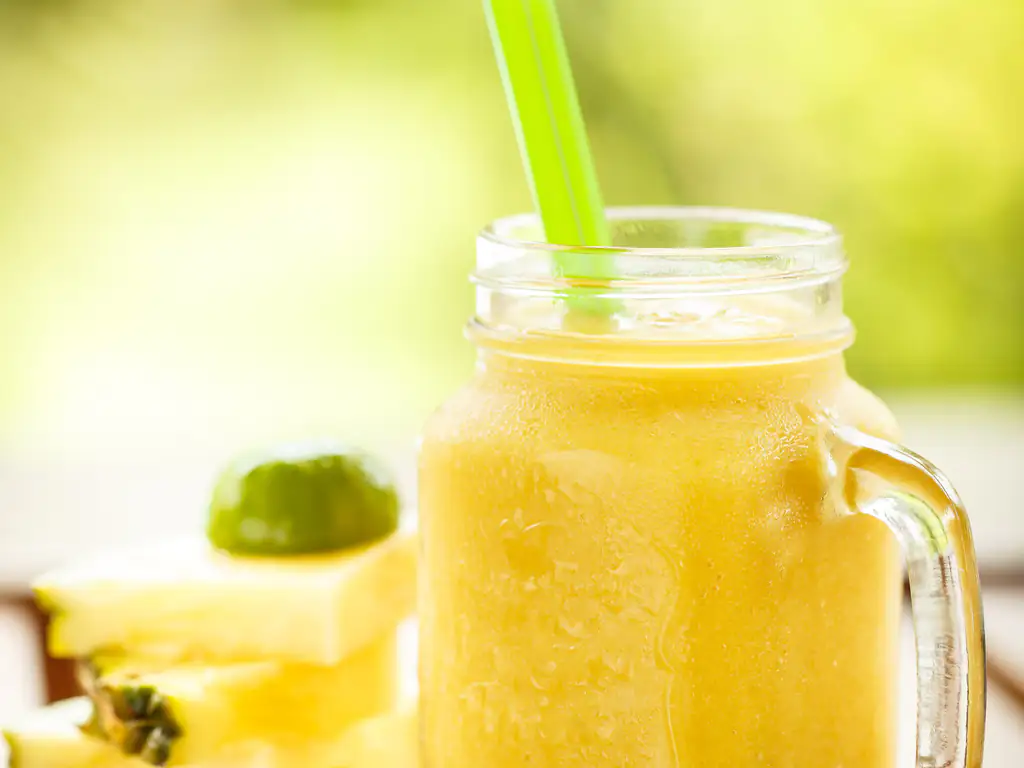 smoothie ananas, poire, pêche, orange
