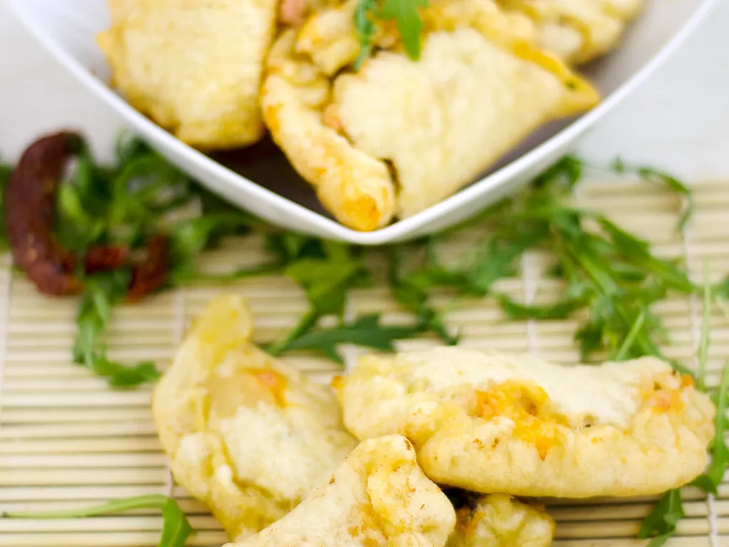 mini chaussons de pâte à pizza farcis