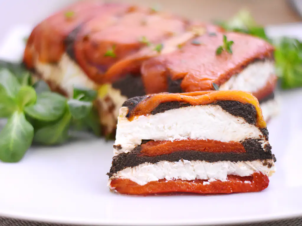 terrine de chèvre aux poivrons et à la tapenade