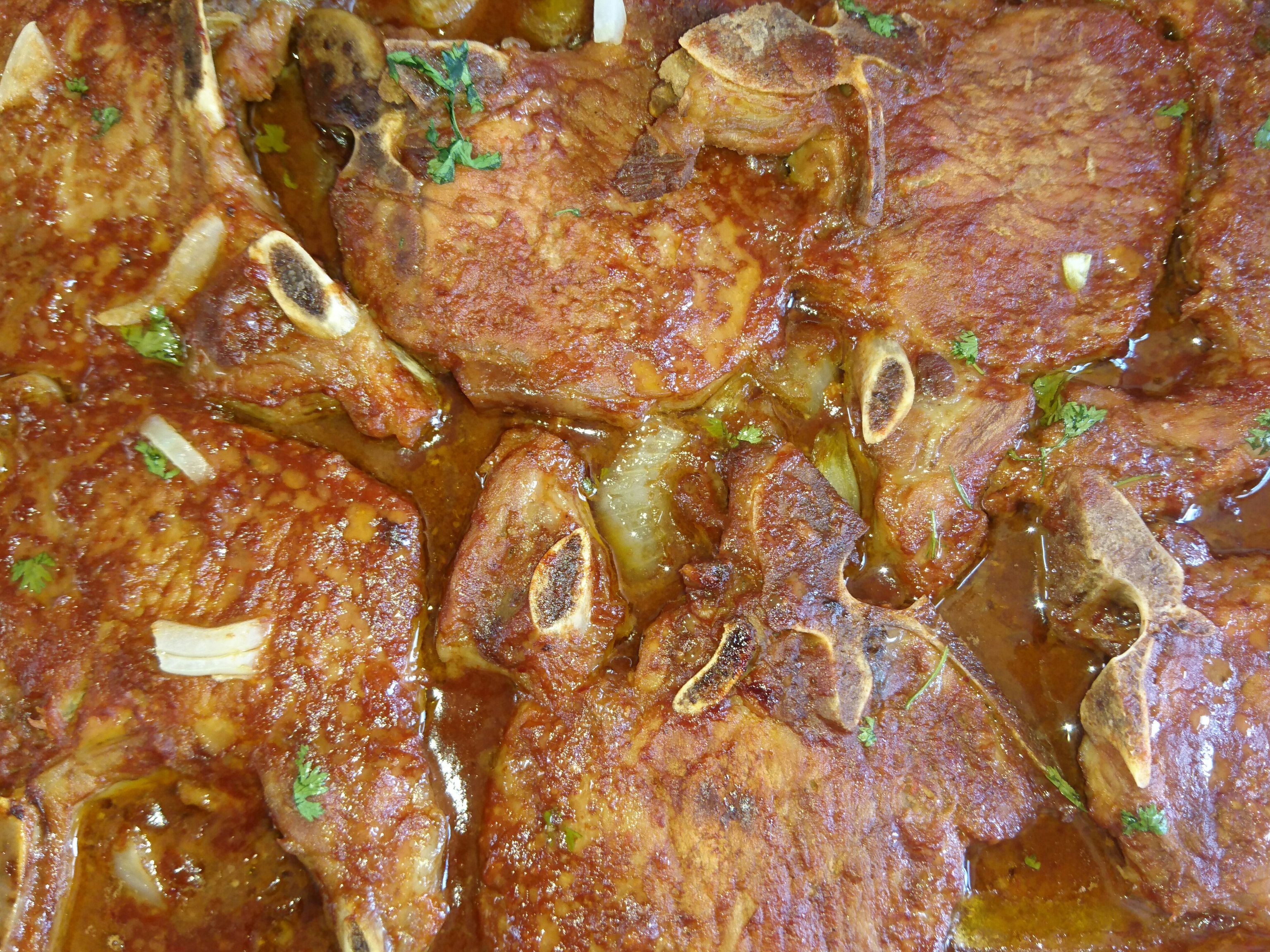 Côte de porc à la sauce tomate Recette de Côte de porc à la sauce tomate Marmiton
