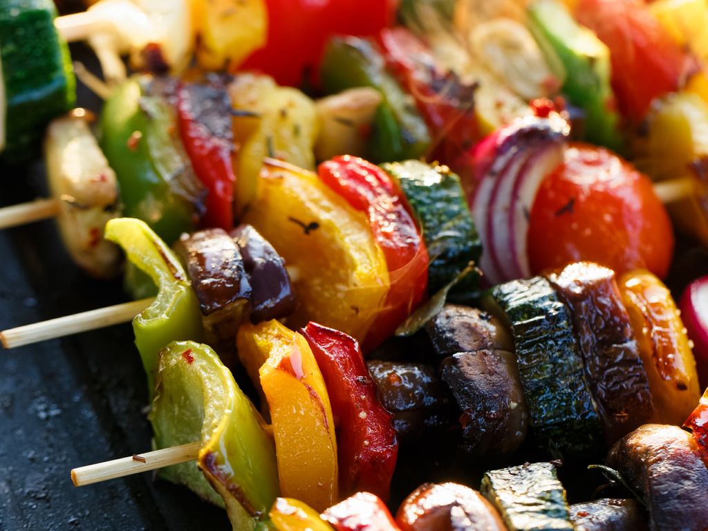 Brochettes De Barbecue Brochettes De Viande Avec Des Légumes Sur Le Gril  Enflammé