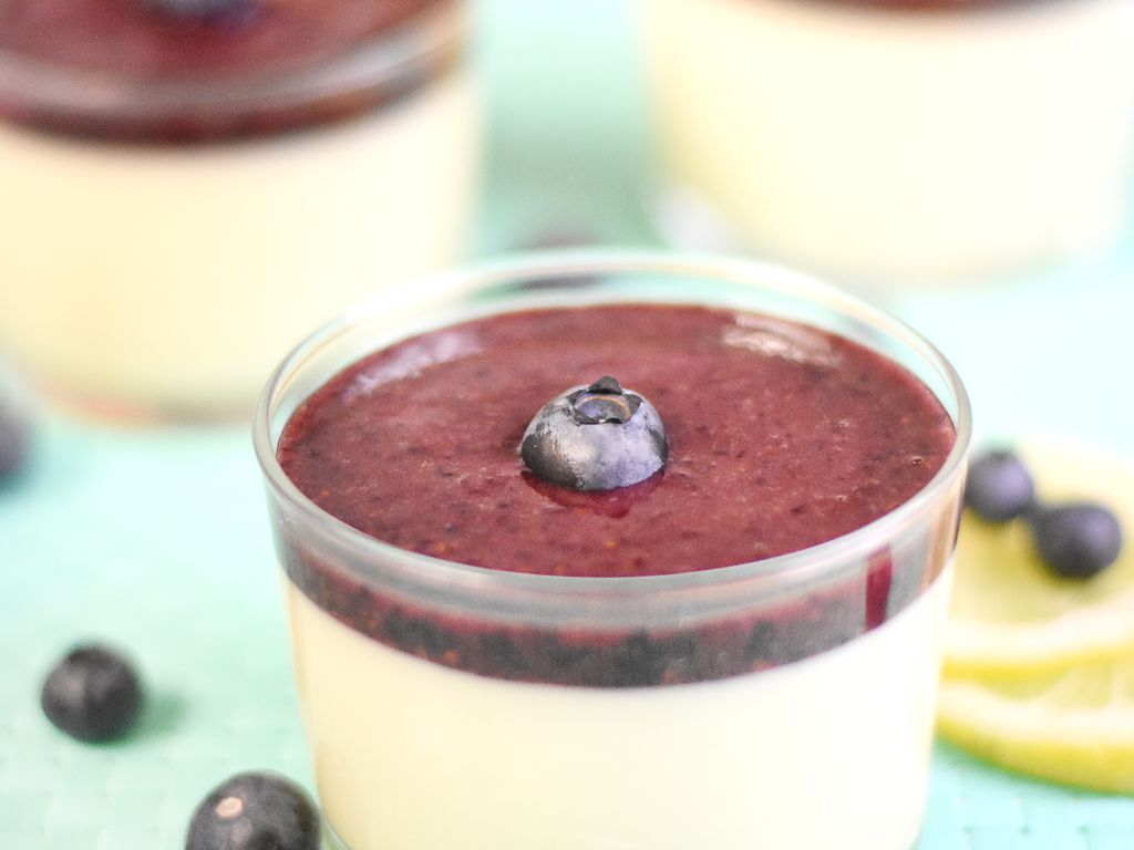 Panna Cotta au coeur de Lemon curd et Coulis de Myrtilles Recette de
