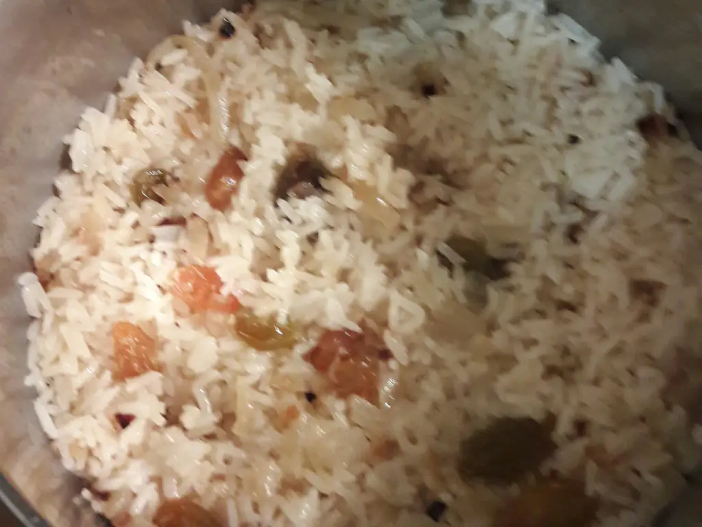 riz aux oignons et aux raisins secs